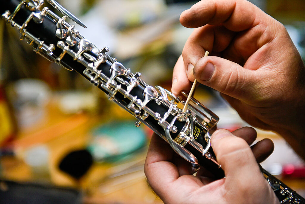 Justierarbeiten an einer Oboe in der Werkstatt